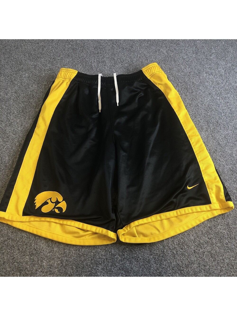 Iowa Hawkeyes Vintage Nike Basketball Shorts Mens 30 Large Y2K Black Gold